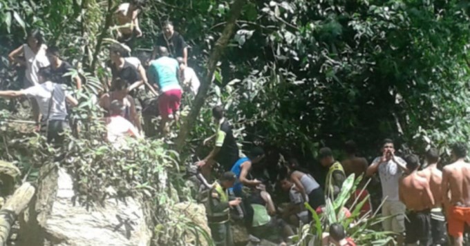Se desplom&oacute; puente colgante en Colombia: 11 muertos