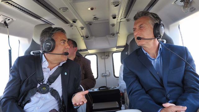 Macri sobrevol&oacute; las zonas afectadas por los incendios en Mendoza