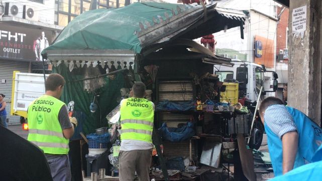 Megaoperativo de desalojo de casi 500 manteros en Liniers