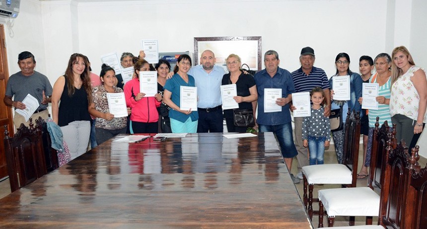 El intendente Pablo Mirolo entreg&oacute; escrituras a familias del barrio Sarmiento y Los Lagos  