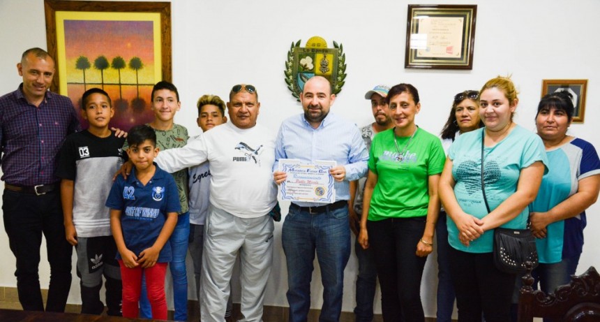 El intendente Mirolo recibi&oacute; a los jugadores de la Escuela Matadero F&uacute;tbol Club