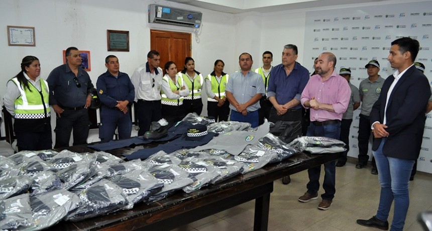  El intendente Mirolo entreg&oacute; uniformes al personal de la Direcci&oacute;n de Tr&aacute;nsito