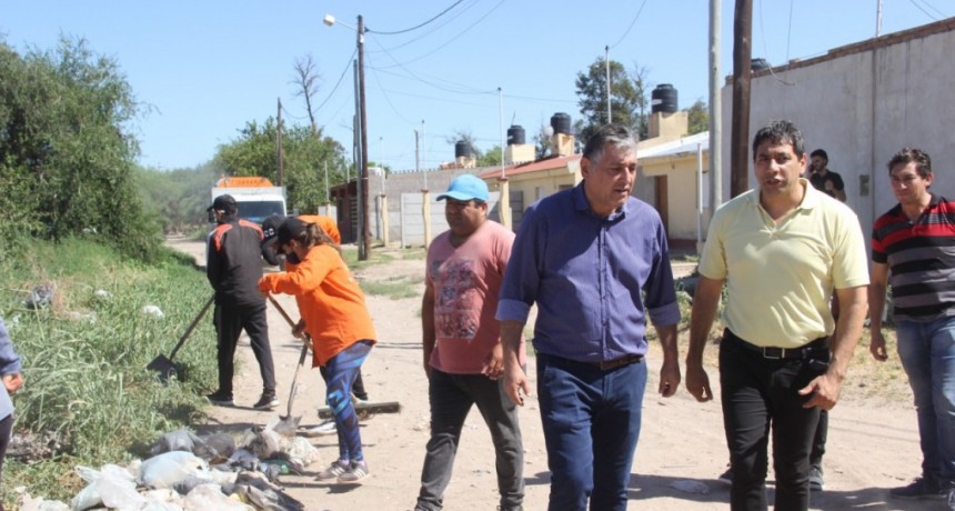  Roger Nediani visit&oacute; el avance de la obra de pavimentaci&oacute;n del Pasaje Ricardo Rojas 