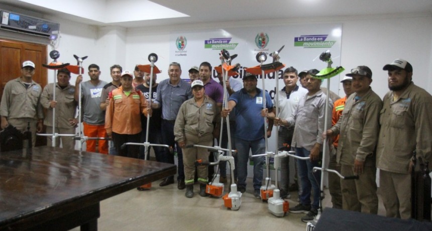  El intendente Roger Nediani realiz&oacute; la entrega de herramientas de trabajo