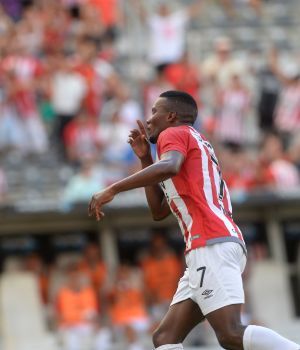 Estudiantes a puro gol vapule&oacute; a Newells