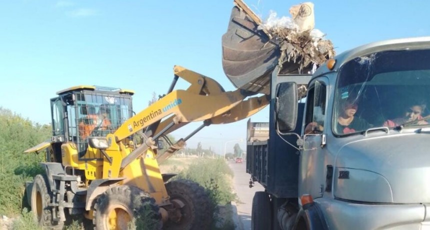 DIVERSAS TAREAS EFECTU&Oacute; EL &Aacute;REA DE SERVICIOS P&Uacute;BLICOS EN BARRIOS DE LA CIUDAD