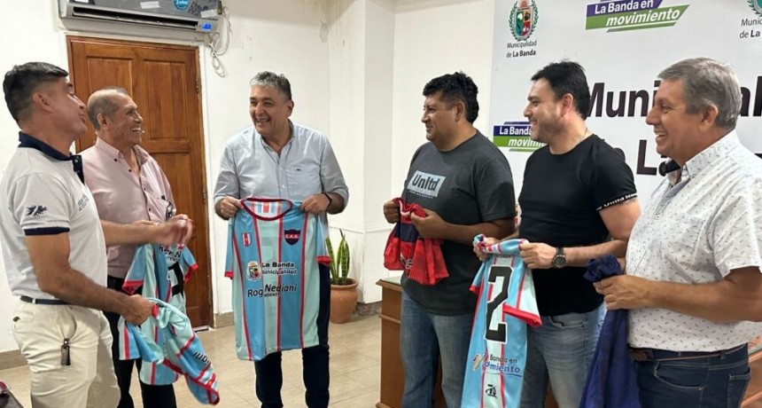 ENTREGAN INDUMENTARIA DEPORTIVA AL CLUB G&Uuml;EMES DE LA BANDA