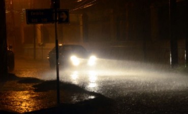 Una intensa lluvia de m&aacute;s de tres horas cay&oacute; sobre Santiago del Estero