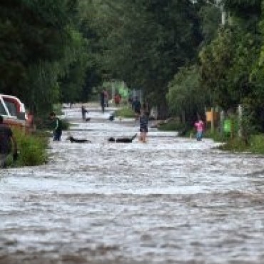 En C&oacute;rdoba y Santa Fe, algunos barrios est&aacute;n bajo el agua y sin habitantes