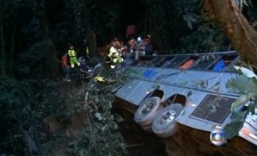 Un autob&uacute;s cay&oacute; por un barranco en Brasil: al menos 49 muertos
