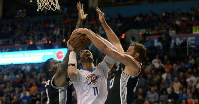 Sin Gin&oacute;bili, los Spurs cayeron frente a la potencia de Westbrook