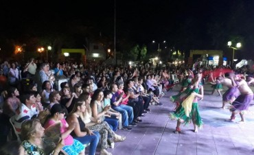 Con un colorido festival las bande&ntilde;as celebraron su d&iacute;a en la Plaza Belgrano