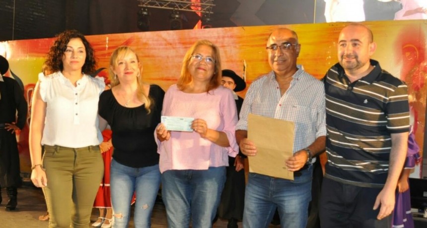 El intendente Mirolo entreg&oacute; en la primera noche del festival una importante ayuda a Asaim