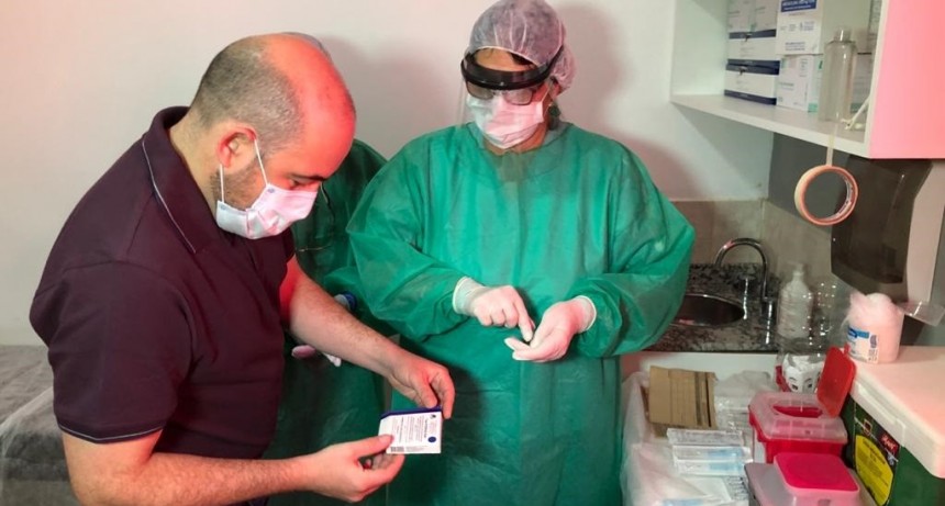 El intendente acompa&ntilde;&oacute; al personal de Salud que recibi&oacute; la primera dosis de la Sputnik V