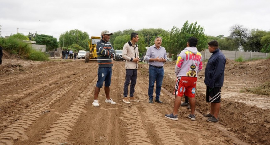 Nediani visit&oacute; los trabajos de apertura de calle en el barrio Villa Suaya