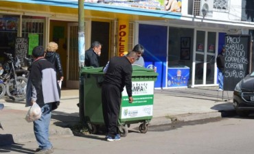 Contin&uacute;a la colocaci&oacute;n de contenedores y cestos de basura en La Banda 
