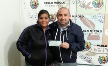 Mirolo entreg&oacute; una ayuda econ&oacute;mica a una madre de dos ni&ntilde;os con epilepsia