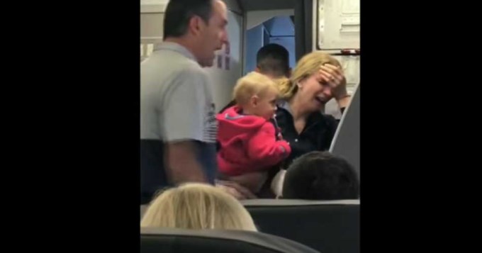 Asistente de vuelo le peg&oacute; con el cochecito de su beb&eacute; a una argentina