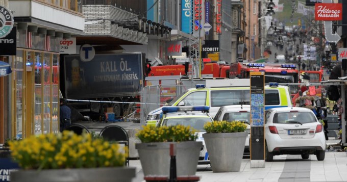 Cami&oacute;n atropell&oacute; a multitud y mat&oacute; a 4 personas en Suecia