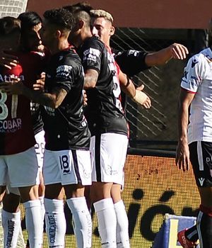 Col&oacute;n gan&oacute; y dej&oacute; a Chaca al borde de la B