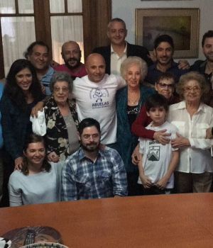 Sampaoli renov&oacute; su "compromiso" con las Abuelas de Plaza de Mayo 