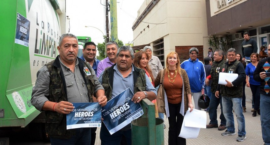 La campa&ntilde;a de &ldquo;Malvinizaci&oacute;n&rdquo; llega a todos los &aacute;mbitos municipales con la distribuci&oacute;n de calcoman&iacute;as