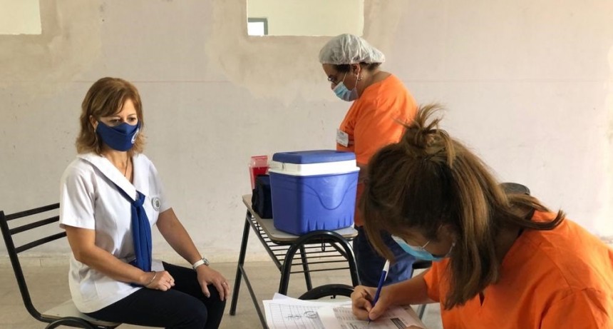  Inici&oacute; la vacunaci&oacute;n contra el Covid-19 a docentes municipales bande&ntilde;os