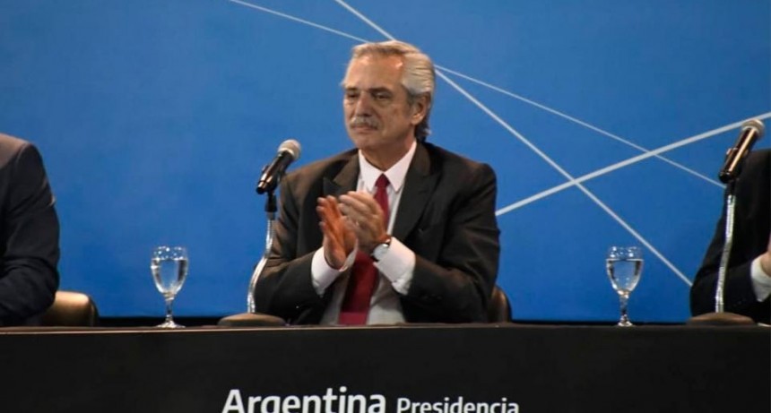 Alberto Fern&aacute;ndez y Gerardo Zamora entregaron viviendas en el Mama Antula II