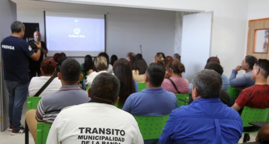 CAPACITAN SOBRE SEGURIDAD VIAL  A EMPLEADOS MUNICIPALES BANDE&Ntilde;OS