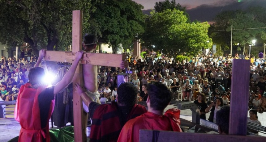El intendente Nediani acompa&ntilde;&oacute; el V&iacute;a Crucis interparroquial en la Plaza Belgrano 