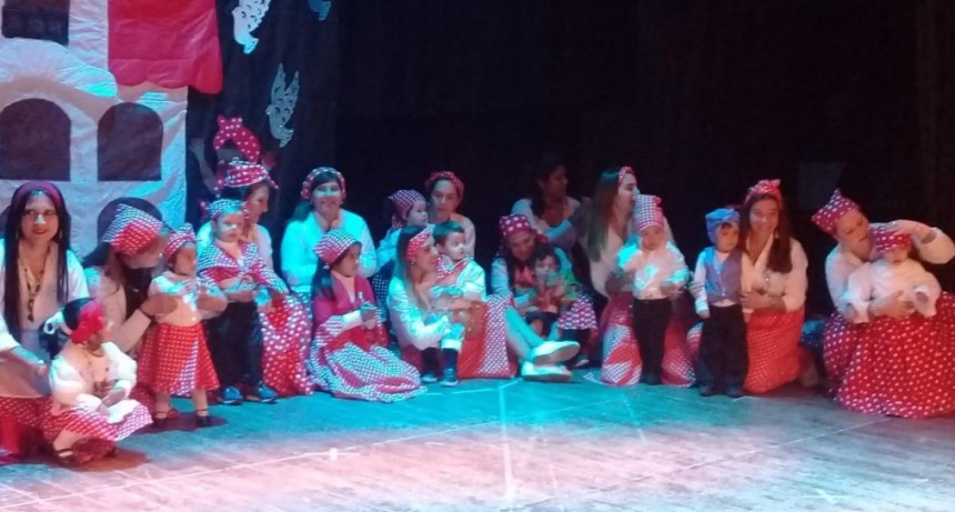  Los chicos y padres del Jard&iacute;n Municipal &ldquo;Bambi&rdquo; llenaron de color y alegr&iacute;a la sala del Renzi