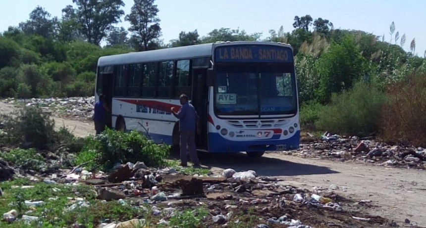  Sorprenden a personal de una empresa de colectivos arrojando desechos en un basural