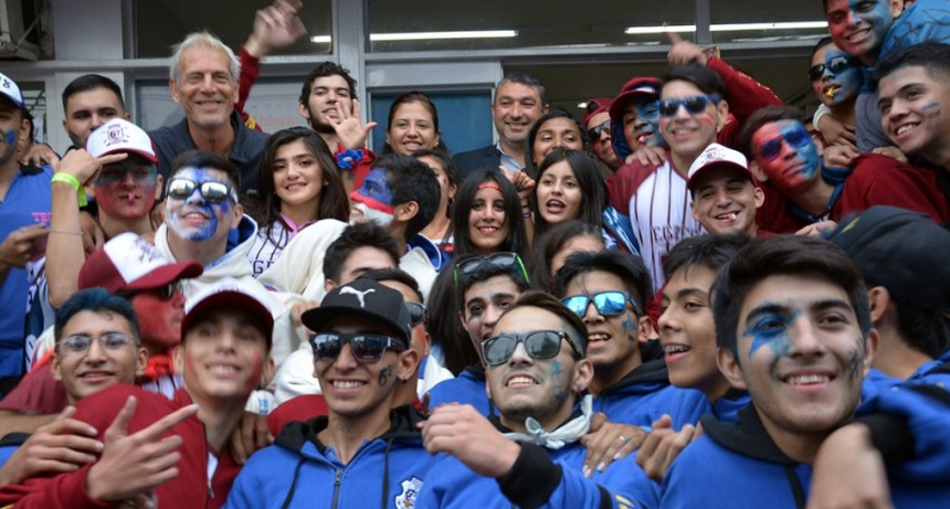 Alumnos de la Escuela T&eacute;cnica N&deg; 2 realizaron su presentaci&oacute;n de camperas con una colorida caravana
