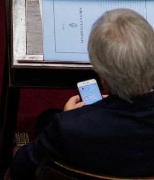 Infraganti: pol&eacute;micos chats de Frigerio a Pinedo durante el debate en Senadores