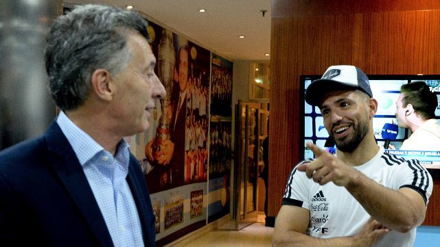 La Selecci&oacute;n recibi&oacute; la visita de Macri antes de partir hacia Barcelona
