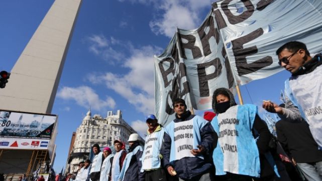 Multitudinaria marcha al Obelisco bajo el lema "La patria est&aacute; en peligro"