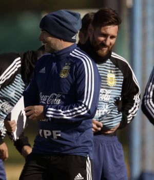 &iquest;Todo listo?: Sampaoli par&oacute; en cancha a sus once titulares