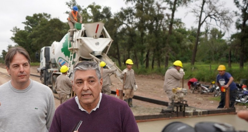 El intendente Nediani visit&oacute; el inicio de la obra de hormigonado de calle Rebotaro 