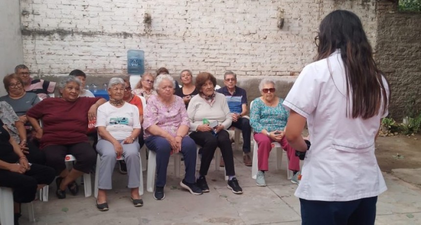 Adultos mayores participaron de un taller sobre &ldquo;Neuronutrici&oacute;n&rdquo; en el barrio Lourdes