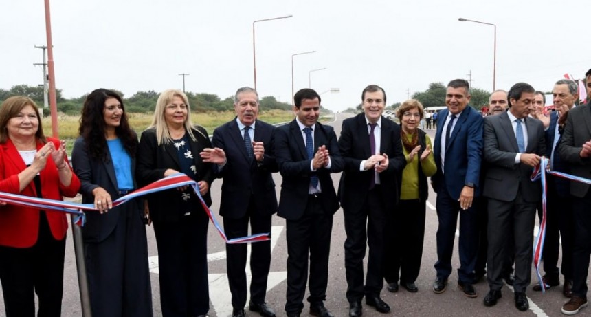 Zamora inaugur&oacute; la repavimentaci&oacute;n de la Ruta 21 desde Ruta 5 hasta Clodomira y entreg&oacute; viviendas sociales a 25 familias del departamento Banda