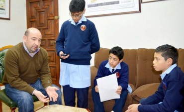 Alumnos del Colegio Cristo Rey entrevistaron al intendente Mirolo