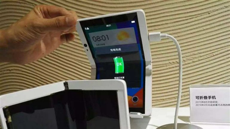 &iquest;Lleg&oacute; la era de los tel&eacute;fonos plegables?