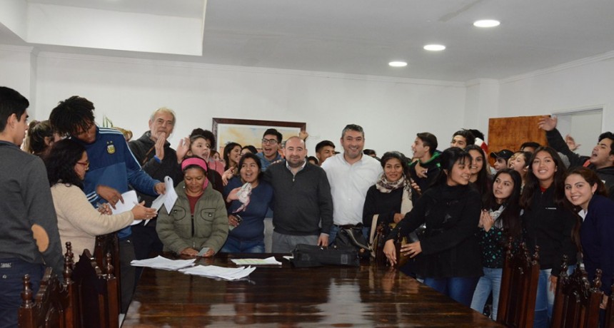 El municipio entreg&oacute; ayudas a alumnos de cuatro colegios para la presentaci&oacute;n de camperas
