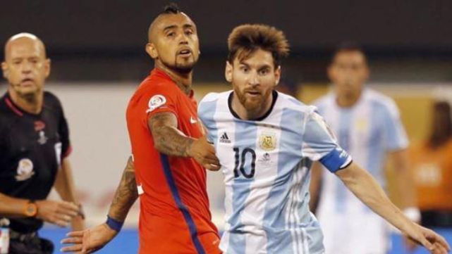 Arturo Vidal chicane&oacute; a Messi y a los argentinos: "Est&aacute;n nerviosos, sue&ntilde;an conmigo"