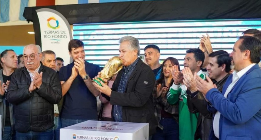 Gran cantidad de personas asistieron a la exhibici&oacute;n de las &ldquo;Copas del Mundo&rdquo; en Las Termas de R&iacute;o Hondo