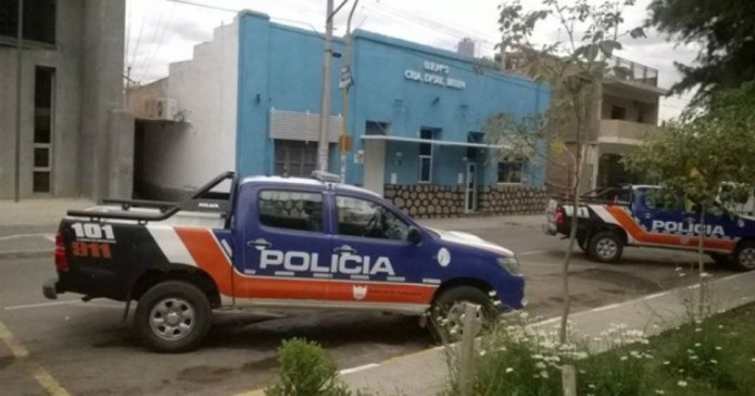 Acuchill&oacute; a su esposa y se vol&oacute; la cabeza