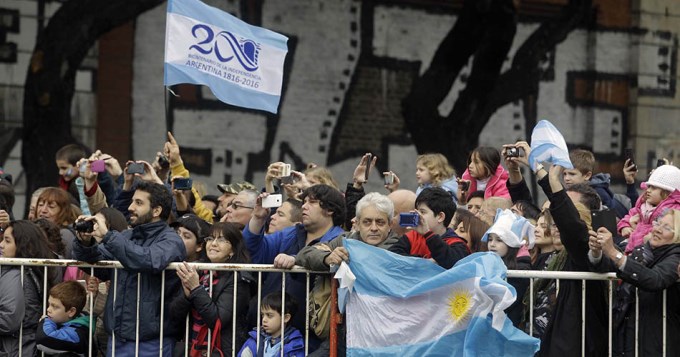 Emotivo homenaje de la gente a ex combatientes de Malvinas
