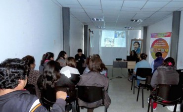 Dictan capacitaci&oacute;n en manipulaci&oacute;n de alimentos para empleados y puesteros del Mercado Uni&oacute;n   