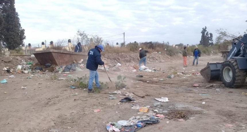 Intensifican las tareas de limpieza, desmalezamiento y recolecci&oacute;n de residuos en los barrios  