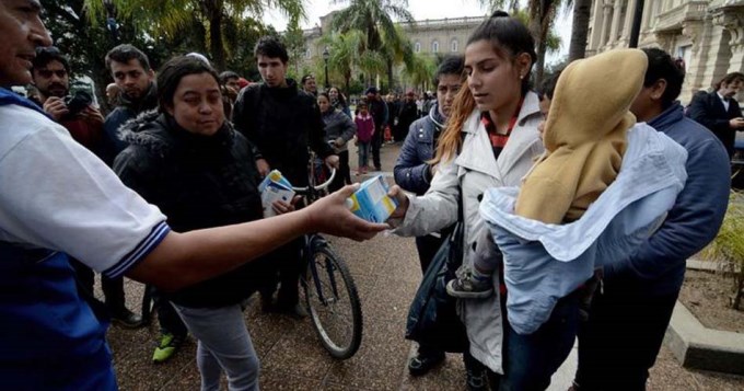 Luego del "frutazo" se viene el "lechazo" en Plaza de Mayo